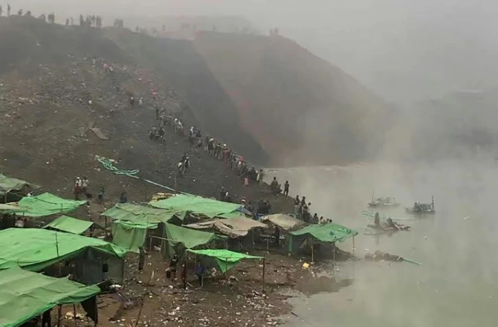 Des sauveteurs recherchent des survivants après un glissement de terrain dans une mine de jade, le 22 décembre 2021 à Hpakant, dans le nord de la Birmanie