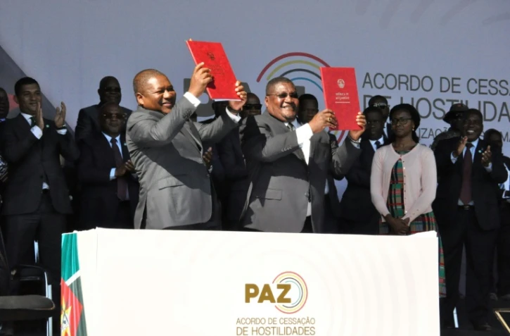 Le président du Mozambique Filipe Nyusi (g) et le leader de la Renamo Ossufo Momade après avoir signé un accord de cessation des hostilités, le 1er août 2019 à Gorongosa (centre du Mozambique)
