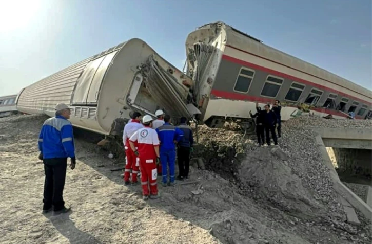 Photo diffusée par le Croissant-rouge iranien le 8 juin 2022 du site d'un déraillement de train près de Tabas, dans le centre du pays