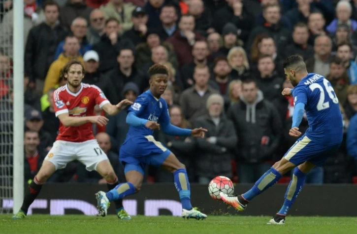 Le milieu offensif de Leicester Riyad Mahrez tente une frappe face à Manchester United, le 1er mai 2016 à Old Trafford