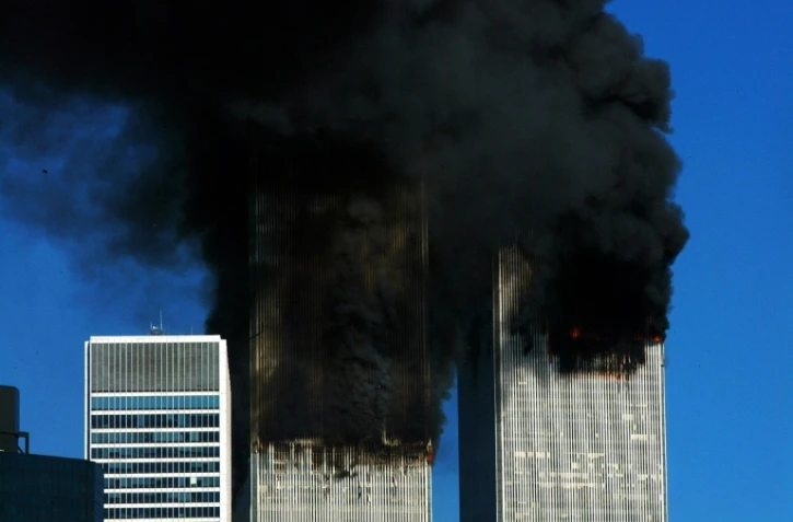 La fumée qui s'échappe des tours jumelles de New York, après les attentats le 11 septembre 2001