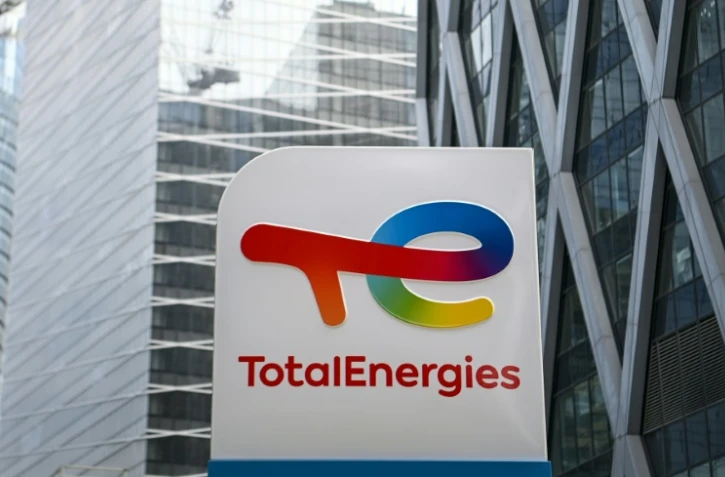 Le nouveau logo du groupe français Total en mai 2021 à La Défense, près de Paris