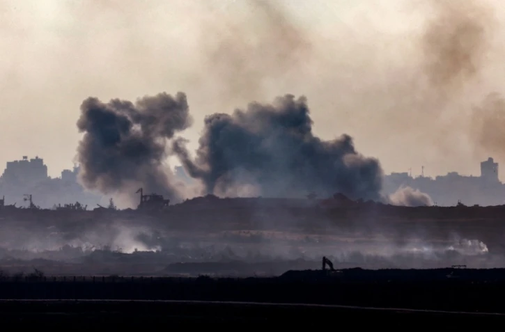 De la fumée lors d'une frappe israélienne sur la bande de Gaza, vue depuis la frontière israélienne, le 11 juin 2025