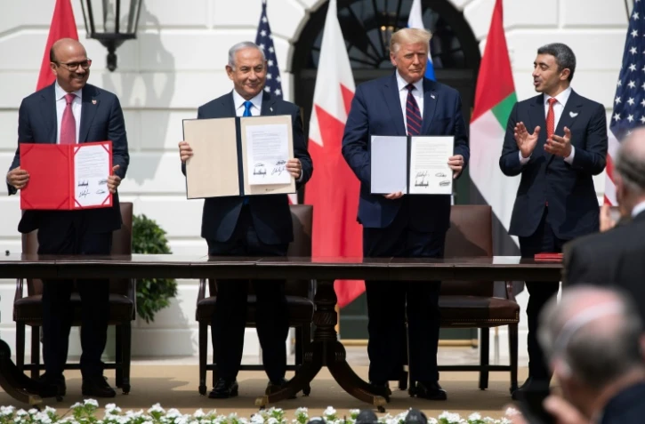(de g à d) Abdel Latif al-Zayani, Benjamin Netanyahu, Donald Trump et Cheikh Abdallah ben Zayed Al-Nahyane, à la Maison Blanche le 15 septembre 2020 à Washington