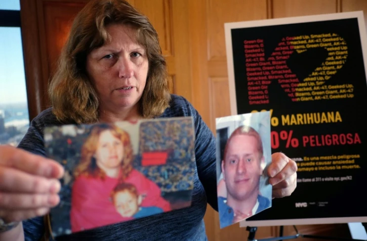 Deirdre Canaday montre une photo de son fils Aaron Canady, qui est mort après avoir pris du K2, lors d'un sommet consacré à cette drogue à New York le 16 novembre 2015