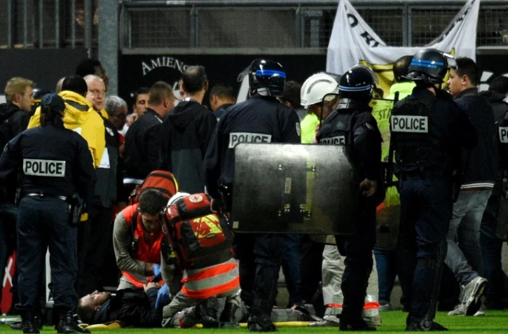 Les services de secours prennent en charge les blessés lors du match Amiens-Lille au stade de la Licorne, le 30 septembre 2017