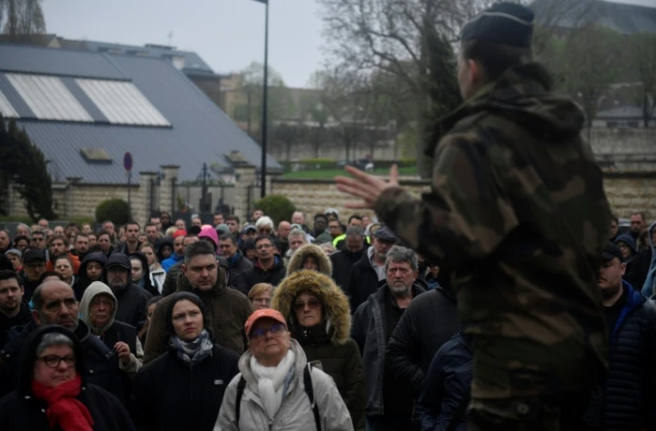 Un gendarme informe des volontaires à une battue pour retrouver Chloé, à Dammartin-en-Goële, en Seine-et-Marne, le 22 avril 2023