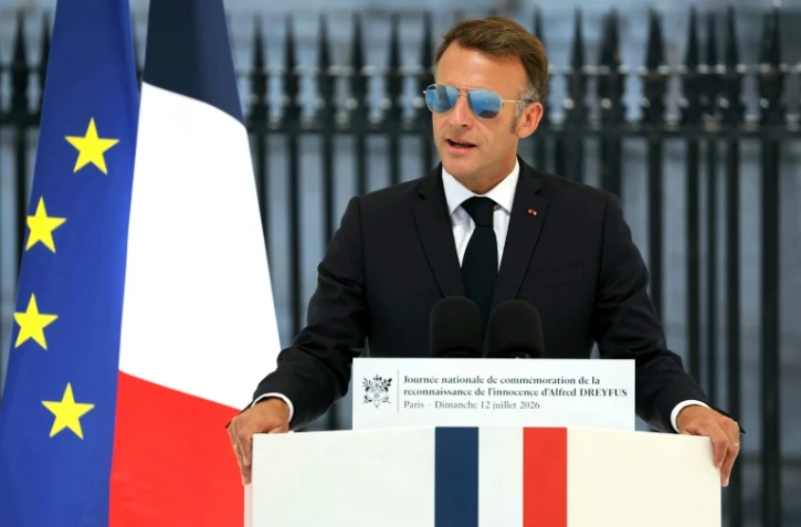 Le président français Emmanuel Macron s'exprime lors de la première journée nationale de commémoration de la reconnaissance de l'innocence d'Alfred Dreyfus, officier juif injustement condamné pour haute trahison à fin du 19e siècle, le 12 juillet 2026 à Paris