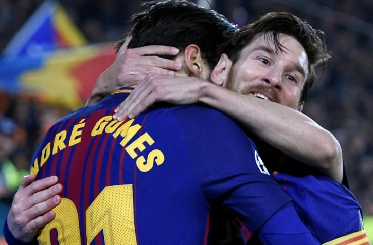 L'Argentin Lionel Messi (D) jubile après avoir marqué le 3e but du FC Barcelone contre Chelsea en 8e retour de la Ligue des champions, son 100e dans la compétition, à Camp Nou, le 14 mars 2018