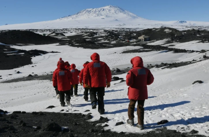 Le sécrétaire d'Etat américain John Kerry et les membres de sa délégation en Antarctique, dans la station américaine de recherche McMurdo, dans la région de l'île de Ross, le 11 novembre 2016 
