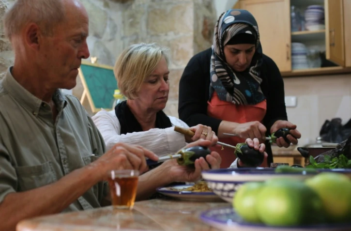Une Palestinienne apprend à des étrangers à réaliser une spécialité de Naplouse, le 19 septembre 2015