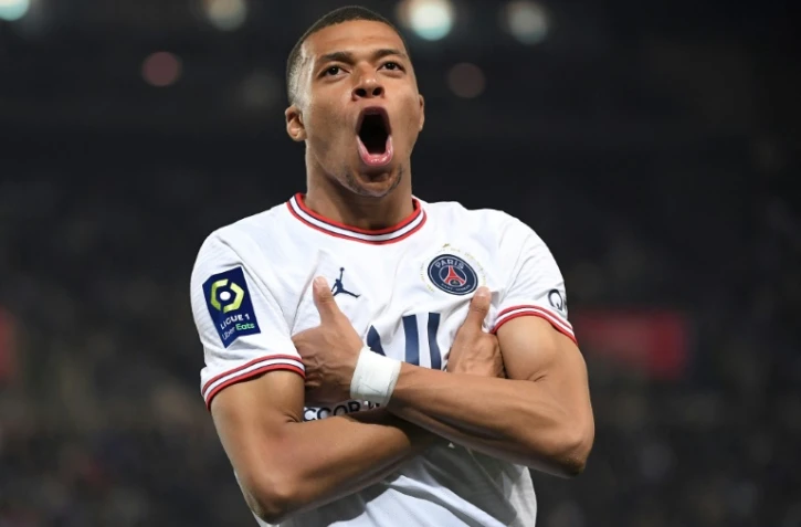La joie de l'attaquant du Paris Saint-Germain Kylian Mbappé, après avoir marqué son 2e but, et le 3e pour le PSG, face à Strasbourg, lors de la 35e journée de Ligue 1, le 29 avril 2022 au Stade de La Meinau