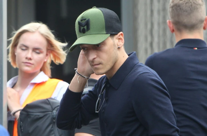 Le milieu allemand Mesut Özil à son arrivée à l'aéroport de Francfort, après l'élimination de la Mannschaft par la Corée du Sud dès la phase de poule au Mondial, le 28 juin 2018 