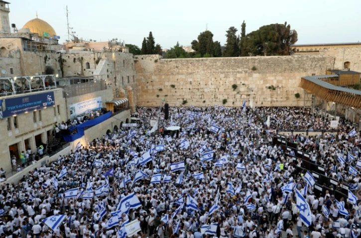 Des milliers d'Israéliens rassemblés pour la "marche des drapeaux" devant le mur des Lamentations dans la Vieille Ville de Jérusalem, le 29 mai 2022