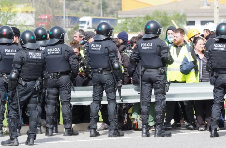 Des policiers font face à des séparatistes catalans qui bloquent une route, le 27 mars 2018 près de Figueras, en Espagne