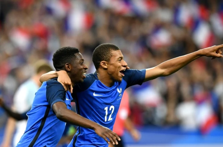 Ousmane Dembélé et Kylian Mbappé lors du match France-Angleterre au Stade de France, le 13 juin 2017