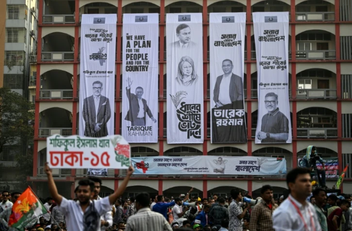 Des banderoles électorales sont accrochées à la façade d'un immeuble lors d'un rassemblement du Parti nationaliste du Bangladesh (BNP) avant les élections générales du pays à Dhaka, le 8 février 2026