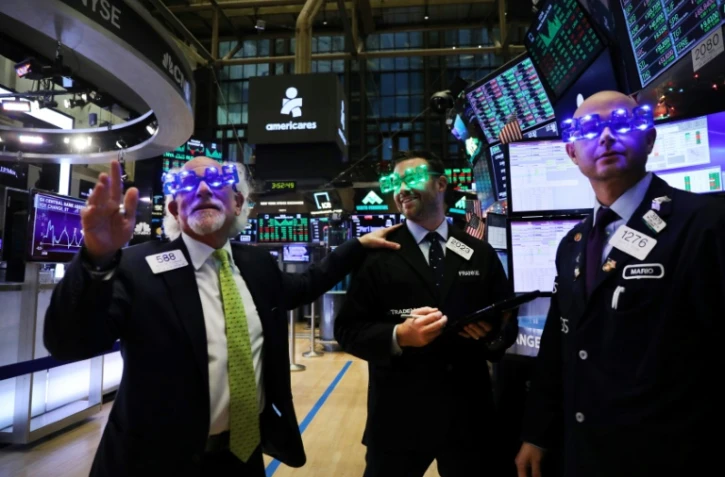 Wall Street a chuté lourdement jeudi, affaiblie par la pire séance d'Apple depuis six ans sur fond de ralentissement économique en Chine et plombée par un indicateur manufacturier américain décevant