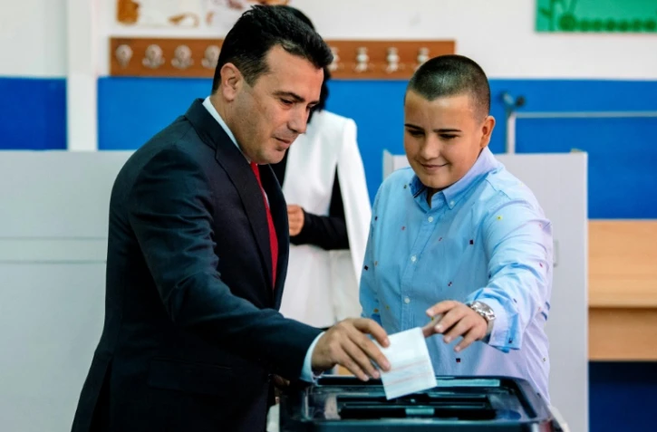 Le Premier ministre macédonien Zoran Zaev dépose son bulletin pour le référendum du 30 septembre 2018 sur le nouveau nom de son pays.