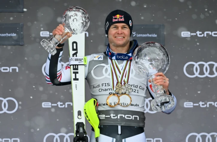 Alexis Pinturault avec son gros globe de crystal et son petit globe, Ă Lenzerheide en Suisse, le 21 mars 2021