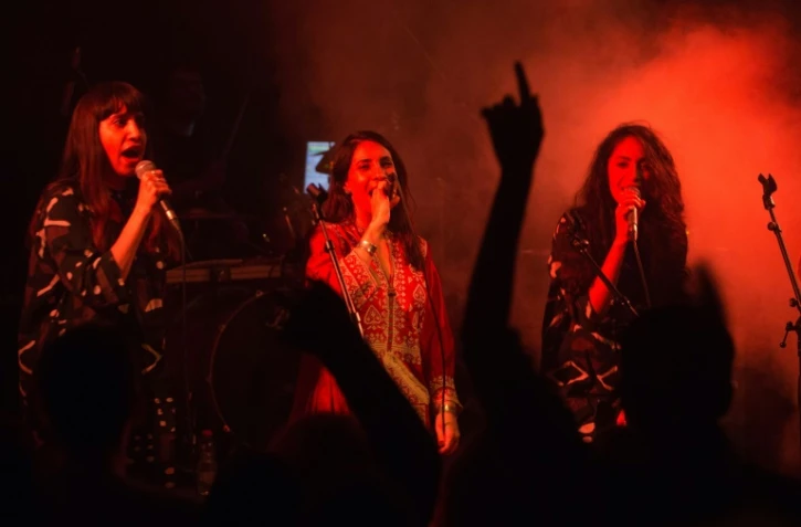 Les chanteuses israéliennes Tair (c), Liron (g) et Tagel, membres du groupe de folk yéménite A-WA, sur scène à Jérusalem, le 28 janvier 2016