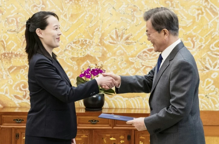 Kim Yo Jong, la soeur du dirigeant nord-coréen (G)                                            remet une lettre de Kim Jong Un au président Sud-Coréen Moon Jae-in (D) à Séoul le 10 févier 2018