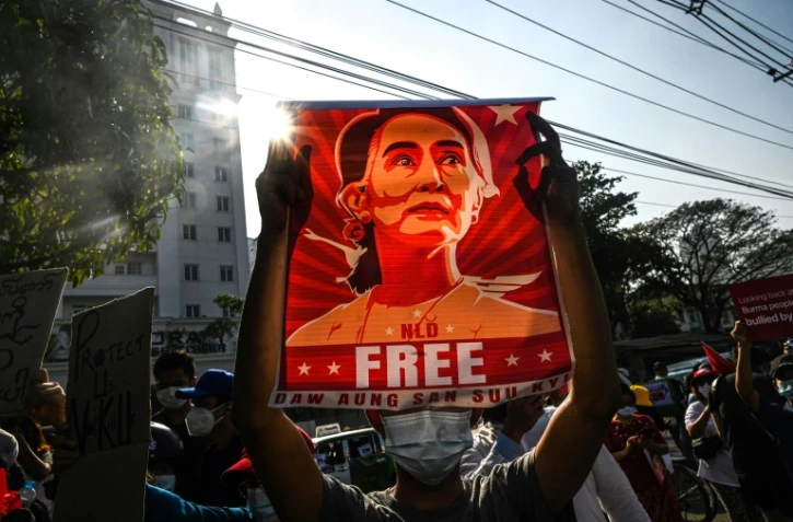 Le portrait d'Aung San Suu Kyi lors d'une manifestation contre le coup d'Etat militaire en Birmanie, le 15 février 2021 à Rangoun