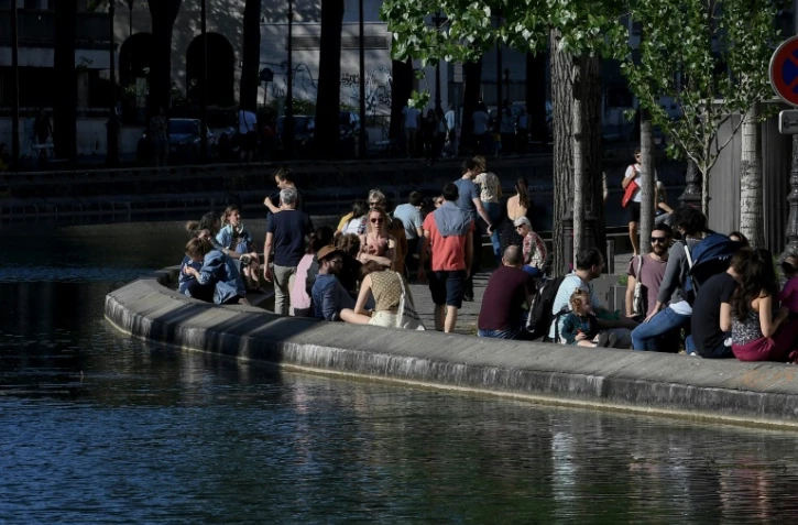 Des Parisiens sur les bords du canal Saint-Martin le 26 avril 2020