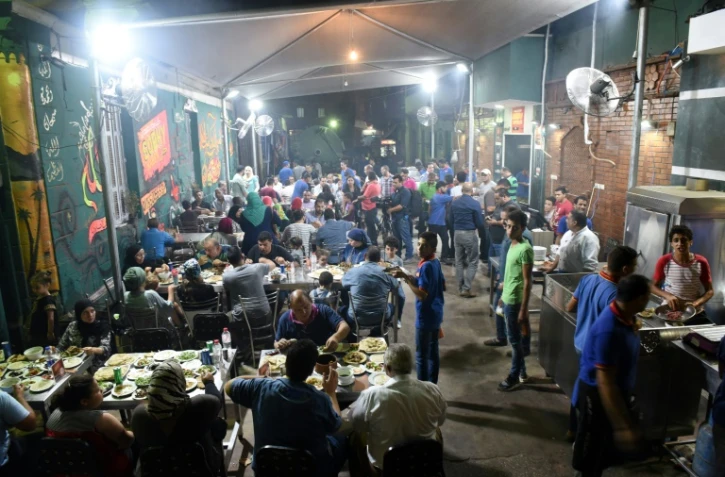 Des Egyptiens dînent dans un restaurant de la banlieue nord du Caire le 1er septembre 2015