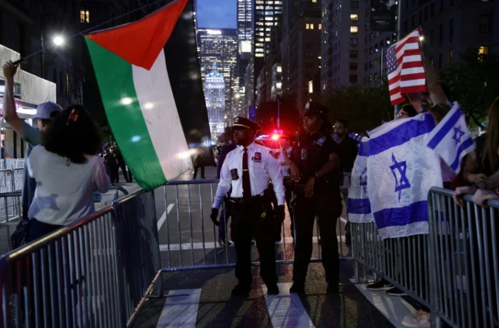 Des manifestants pro-palestiniens (G) face à des manifestants pro-israéliens (D) à New York, aux Etats-Unis, le 25 septembre 2025