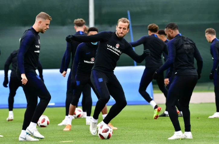 L'attaquant vedette de l'Angleterre Harry Kane (c) à l'entraînement avec ses partenaires, à Repino, le 2 juillet 2018