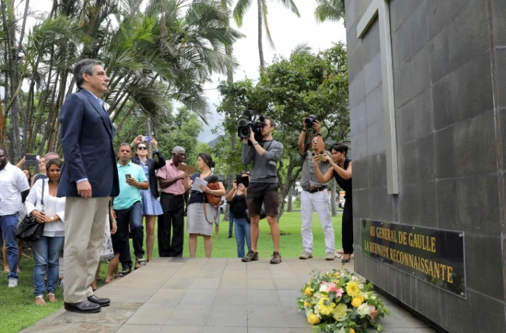 François Fillon dépose une gerbe devant un monument en hommage au général de Gaulle, le 13 février 2017 à Saint-Denis de la Réunion