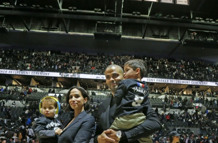 Tony Parker avec son épouse Axelle Francine et leurs enfants Josh et Liam à San Antonio (Etats-Unis) lors de la cérémonie de retrait du maillot de l'ex-basketteur français, le 11 novembre 2019
