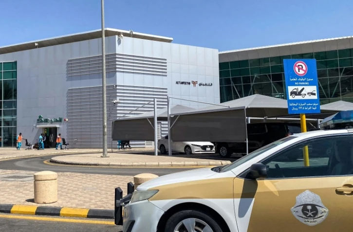 Un véhicule de sécurité garé devant l'aéroport de Tabuk en Arabie saoudite, le 30 septembre 2026