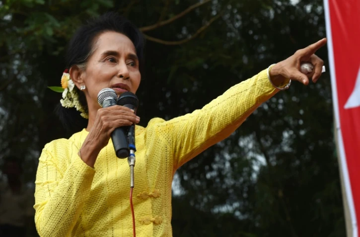 L'opposante Aung San Suu Kyi à Kawhmu dans la banlieue de Rangun en Birmanie, le 24 octobre 2015