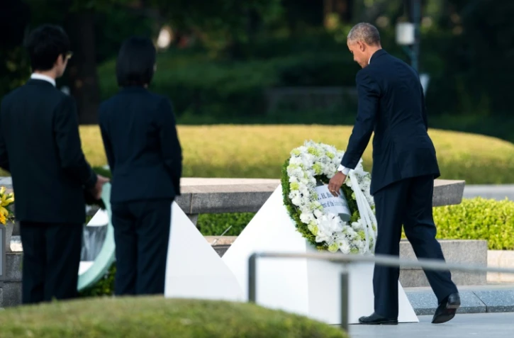 Barack Obama dépose une couronne devant le cénotaphe du mémorial de la paix à Hiroshima, le 27 mai 2016