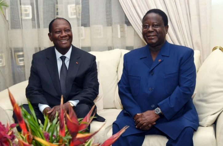 Le président ivoirien Alassanne Ouattara (g) et l'ancien président Konan Bedié Henri, lors d'une rencontre le 27 octobre 2015 à Abidjan
