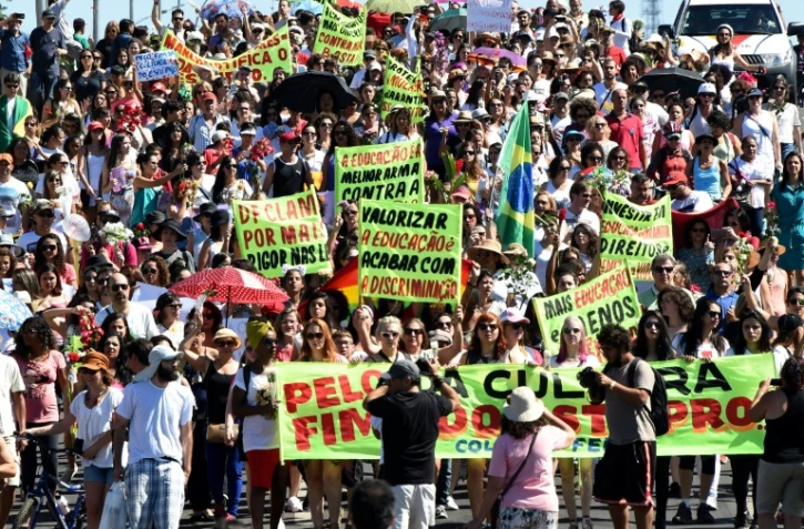 Des gens manifestent à Brasilia le 29 mai 2016 contre les violences faites aux femmes après le viol collectif d'une adolescente à Rio