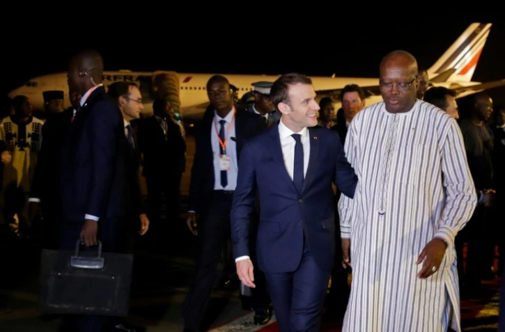 Emmanuel Macron accueilli par le président du Burkina Faso Roch Marc Christian Kabore à l'aéroport de Ouagadougou le 27 novembre 2017