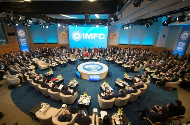 Photo fournie par le FMI montrant les membres d'une réunion de la Banque mondiale et du Fonds monétaire international (FMI) à Washington, le 21 avril 2018  