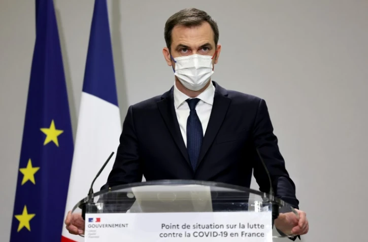 Le ministre de la Santé Olivier Véran annonce de nouvelles mesures sanitaires pour contrer la cinquième vague de l'épidémie de Covid, le 25 novembre 2021 à Paris