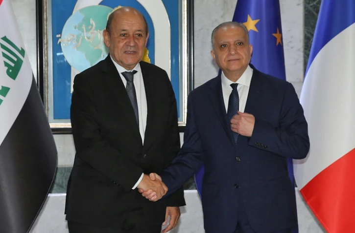 Le ministre irakien des Affaires étrangères Mohammed Ali al-Hakim (d) et son homologue français Jean-Yves Le Drian, le 17 octobre 2019 à Bagdad