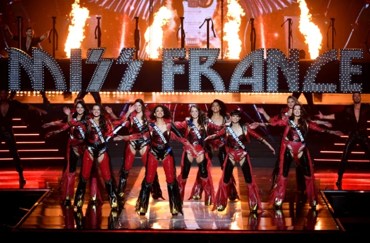 Des prétendantes au titre de Miss France 2024 lors de la cérémonie retransmise sur TF1, le 16 décembre 2023 à Dijon
