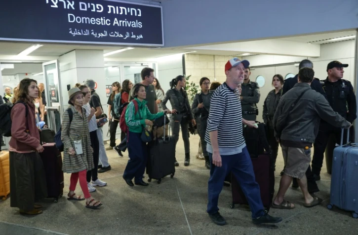 Des passagers d'un vol flydubai dérouté  après leur atterrissage à l'aéroport de Tel Aviv en Israël, le 30 septembre 2026