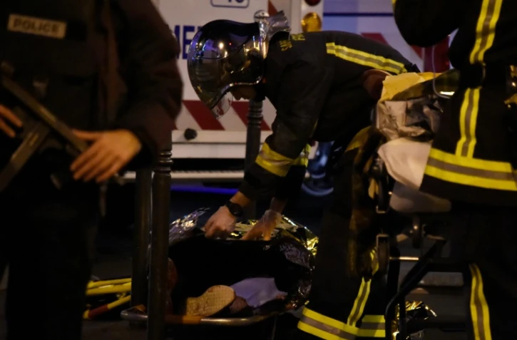 Une personne blessée secourue par les pompiers le 14 novembre 2015 au Bataclan à Paris