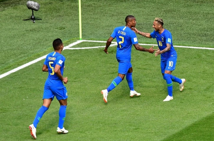 Neymar Jr partage sa joie avec ses équipers après son but contre le Costa Rica à Saint-Pétersbourg, le 22 juin 2018
