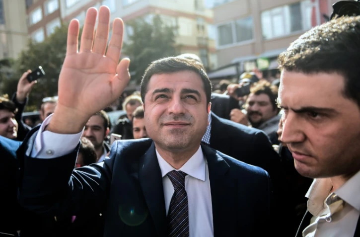 Selahattin Demirtas (C), chef du parti pro-kurde à Istanbul le 28 octobre 2015