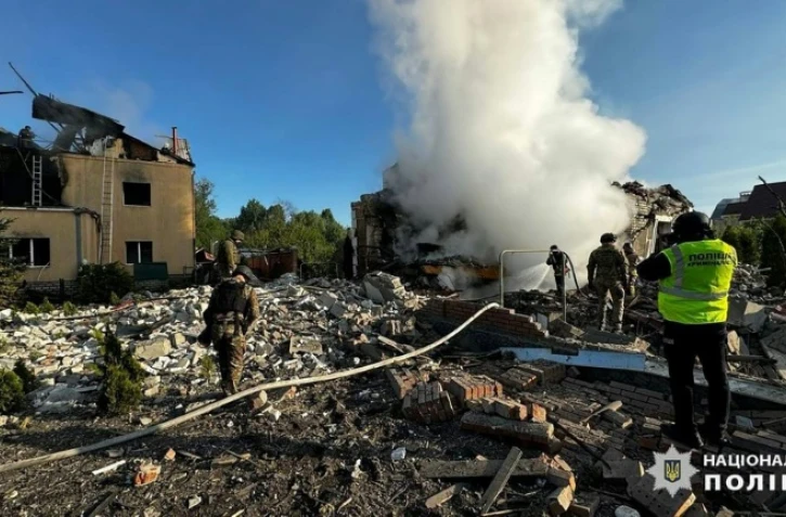 Photo diffusée par la police nationale ukrainienne, le 10 mai 2024, montrant des secouristes sur le site d'un bombardement à Kharkiv, en Ukraine