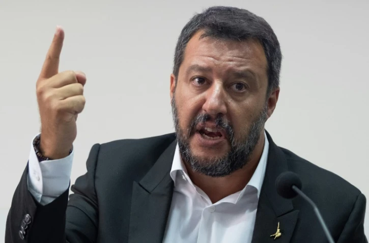 Le ministre italien de l'Intérieur et chef de la Ligue Matteo Salvini donne une conférence de presse à Castel Volturno, près de Naples, le 15 août 2019