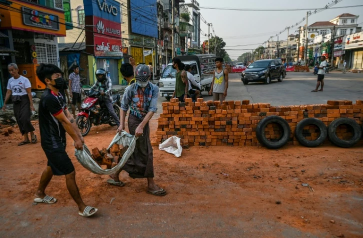 Des manifestants anti-coup d'Etat érigent une barricade à Rangoun, le 9 mars 2021
